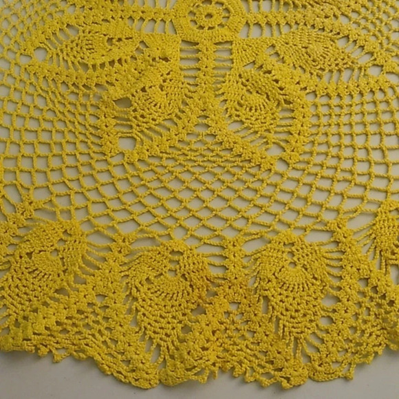 VINTAGE COTTON CROCHET BOHO 26" DIAMETER YELLOW HANDCRAFTED, CENTER TABLE SCAPE - Picture 4 of 11